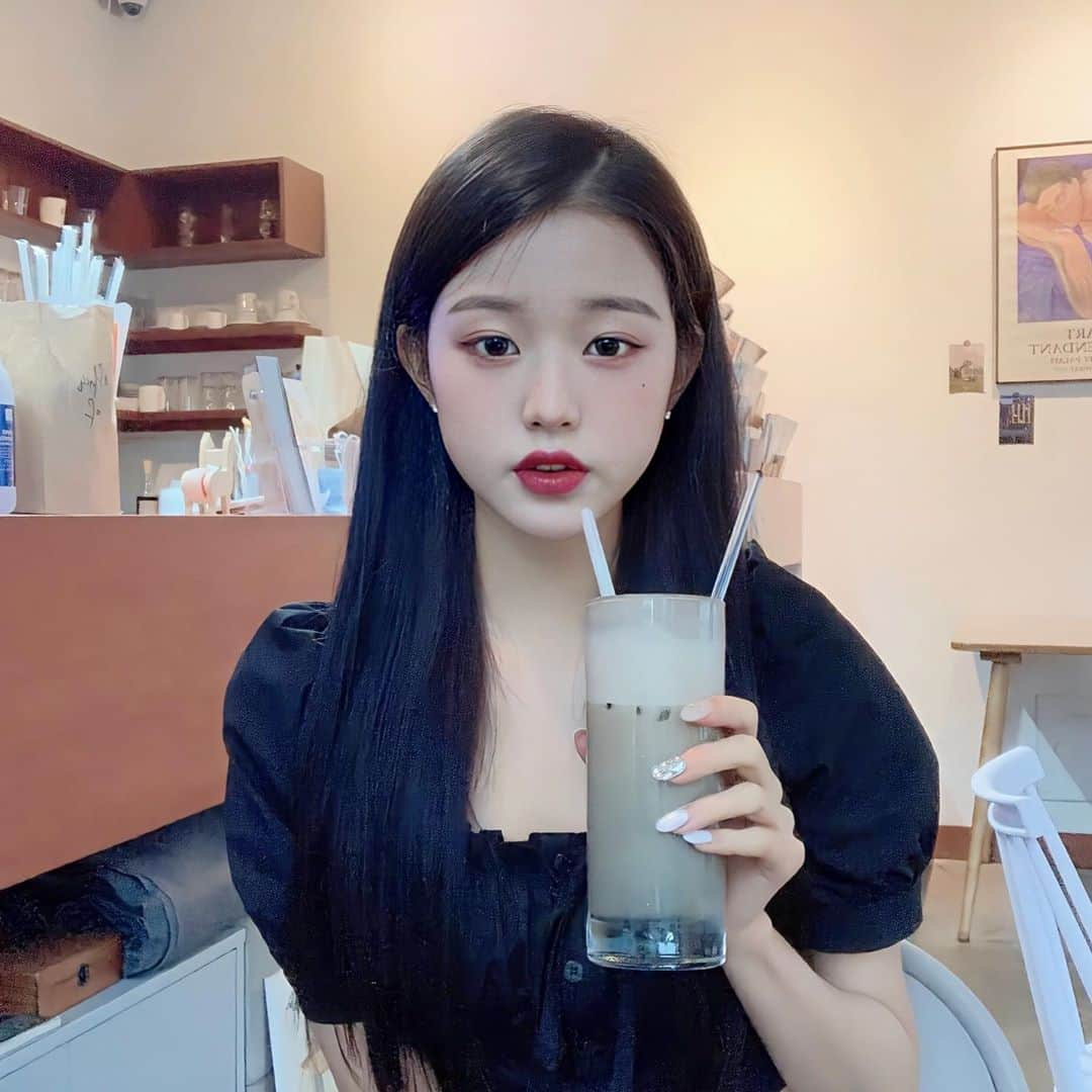 チャン・ウォニョンさんのインスタグラム写真 - (チャン・ウォニョンInstagram)「wonyoung with this hairstyle uwu 🥺🦋 #IZONE #WONYOUNG #JANGWONYOUNG #아이즈원 #장원영」8月23日 12時45分 - wonyoung__ive