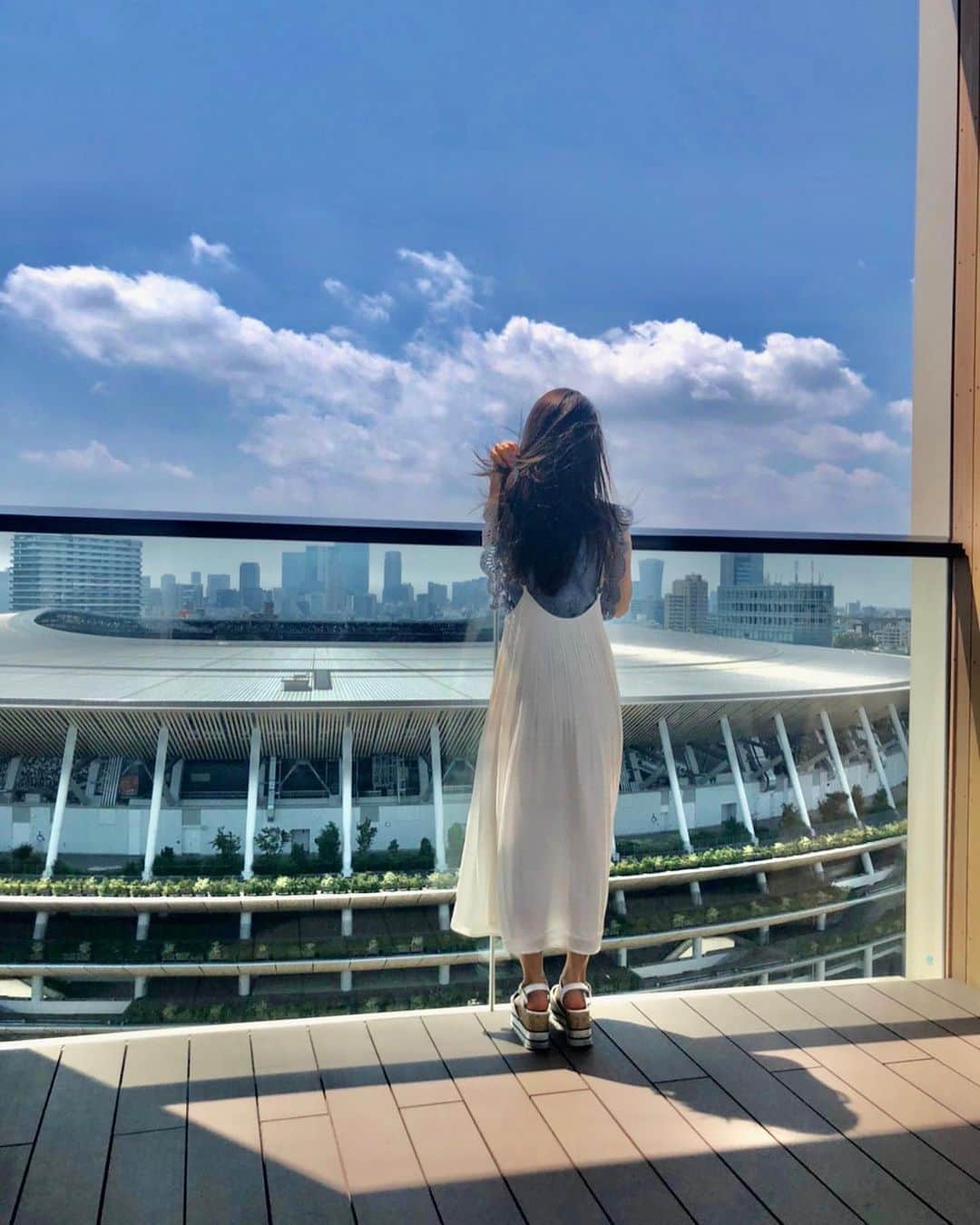 西村季里子のインスタグラム：「・  青い空 白い雲 勇気を持って踏み出そう  ってドラえもんの歌あったよね🚪？  いい天気の日空見ると この歌思い出す(何の話)  #毎日暑い #お家最高 #国立競技場 #青い空 #白い雲 #勇気を持って踏み出そう #ドラえもん」