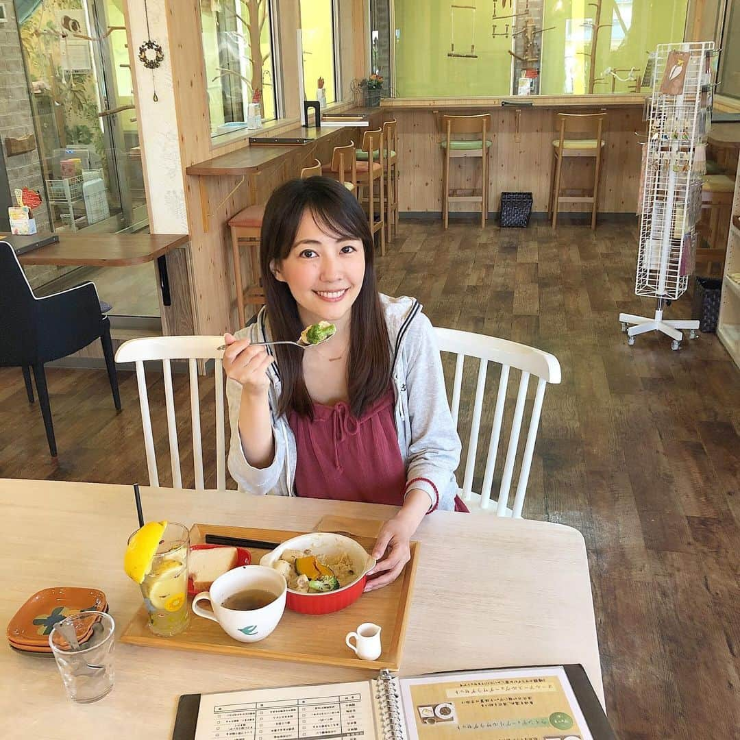 うえむらちかさんのインスタグラム写真 - (うえむらちかInstagram)「昨日は、カフェマクロ美与利presentsカーチカチ！スペシャル企画「応援ライブ」を観てくださりありがとうございました😊﻿ ﻿ 配信内で食べていたマクロビランチ弁当が食べられる『cafe Macro美与利』﻿ ﻿ #さいきじんクリニック の齋木トヨノリ院長がプロデュースしている﻿ #カフェマクロ美与利 のメインテーマは食・運動・癒し﻿ ﻿ 「食」に関しては完全オーガニックを目指していて、グルテンフリー、カゼインフリーの考えを中心に、オボ・ベジタリアン対応の卵を含めた菜食中心のメニューを提供して、ヴィーガンの方も安心してご来店いただけます🥦﻿ ﻿ 私のお気に入りは💕﻿ 豆乳から作られた #チーズドリア に﻿ ローカロリーアーユルヴェーダサラダセット🥗﻿ ﻿ インドの伝統医学 #アーユルヴェーダ の考えを取り入れた各3タイプのサラダがあるんですが、簡単な問診票を埋めるだけで自分のタイプが判っちゃいます👏﻿ ﻿ お店の中はとてもおしゃれな空間で﻿ 約40羽もいるインコちゃんたちにも癒されます🦜﻿ ﻿ 今夏は素材こだわったカキ氷🍧も食べられて とっても美味しいので﻿ 食を通じて身体と心も健康になれるカフェ﻿ 是非行ってみてください☺️﻿ ﻿ ﻿ ☕️cafe Macro美与利﻿ 〒720-0838　広島県福山市瀬戸町山北401-4﻿ 電話: (084) 983-1513﻿ 営業時間:8:30〜17:00 定休日:火曜日 https://www.macrobiyori.com/﻿ ﻿ ﻿ #マクロビオティック﻿ #マクロビ #ヴィーガン #福山カフェ #福山ランチ #広島カフェ #広島ランチ #菜食主義 #オーガニック #オーガニックランチ #グルテンフリー #カゼインフリー #カーチカチ #インコカフェ #セキセイインコ #うえむらちからメシ」8月23日 13時03分 - uemurachika