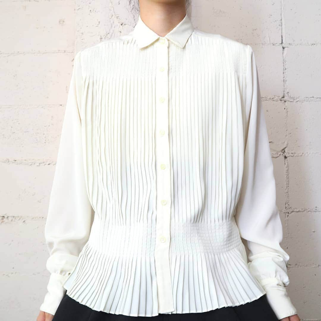 吉祥寺 古着屋 Orfeoのインスタグラム：「. Pleated Blouse . .  #orfeo #kichijoji #tokyo #vintage #used #fashion #coordinate #outfit . . お問い合わせはインスタグラムのプロフィール掲載のメールアドレスにお願いいたします。コメント、DMでのお問い合わせは受け付けておりませんのでご了承ください。 ONLINE SHOPの商品も店頭にてご購入頂けます。気になる商品がございましたらスタッフにお声掛けください。  新型コロナウィルス感染拡大防止策を徹底した上で営業をしております。マスクの着用、入店時にアルコールでの消毒をお願いいたします。」