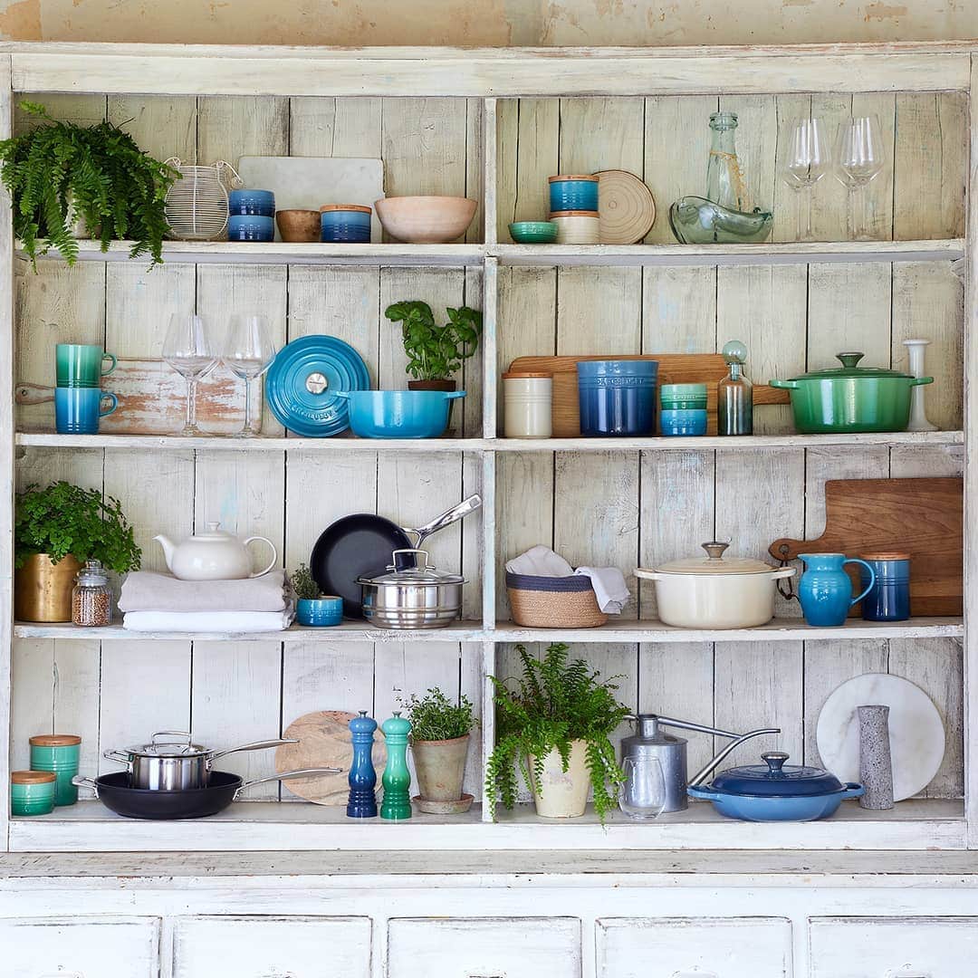 Le Creuset Japon　ル・クルーゼ ジャポンさんのインスタグラム写真 - (Le Creuset Japon　ル・クルーゼ ジャポンInstagram)「世界中で愛され続けているル・クルーゼは、世界中の人々の暮らしの中で笑顔あふれる毎日と幸せな気持ちをお届けしています。 今日はイギリスから。 ヴィンテージ感のあるキャビネットに並ぶ鍋やストーンウェアは、ブルーとグリーンの色合いが引き立つようにコーディネート。毎日の暮らしが心地良くなる、お家の中の“お気に入り空間づくり“の参考にしてみてくださいね。 ぜひ皆さんもル・クルーゼらしいカラフルなお鍋や食器で彩った食卓を投稿してシェアしてください！ご一緒に元気な気持ちになりましょう♪ 素敵な投稿はストーリーズでピックアップいたします。 #ルクルーゼのある食卓 のハッシュタグをつけていただくとわかりやすいです。  #ルクルーゼ #lecreuset #ルクルーゼのある食卓 #ルクルーゼのある暮らし #テーブルコーディネート #テーブルウェア #食卓 #食器 #イギリス #インテリア  #インテリアコーディネート」8月23日 12時59分 - lecreusetjapon