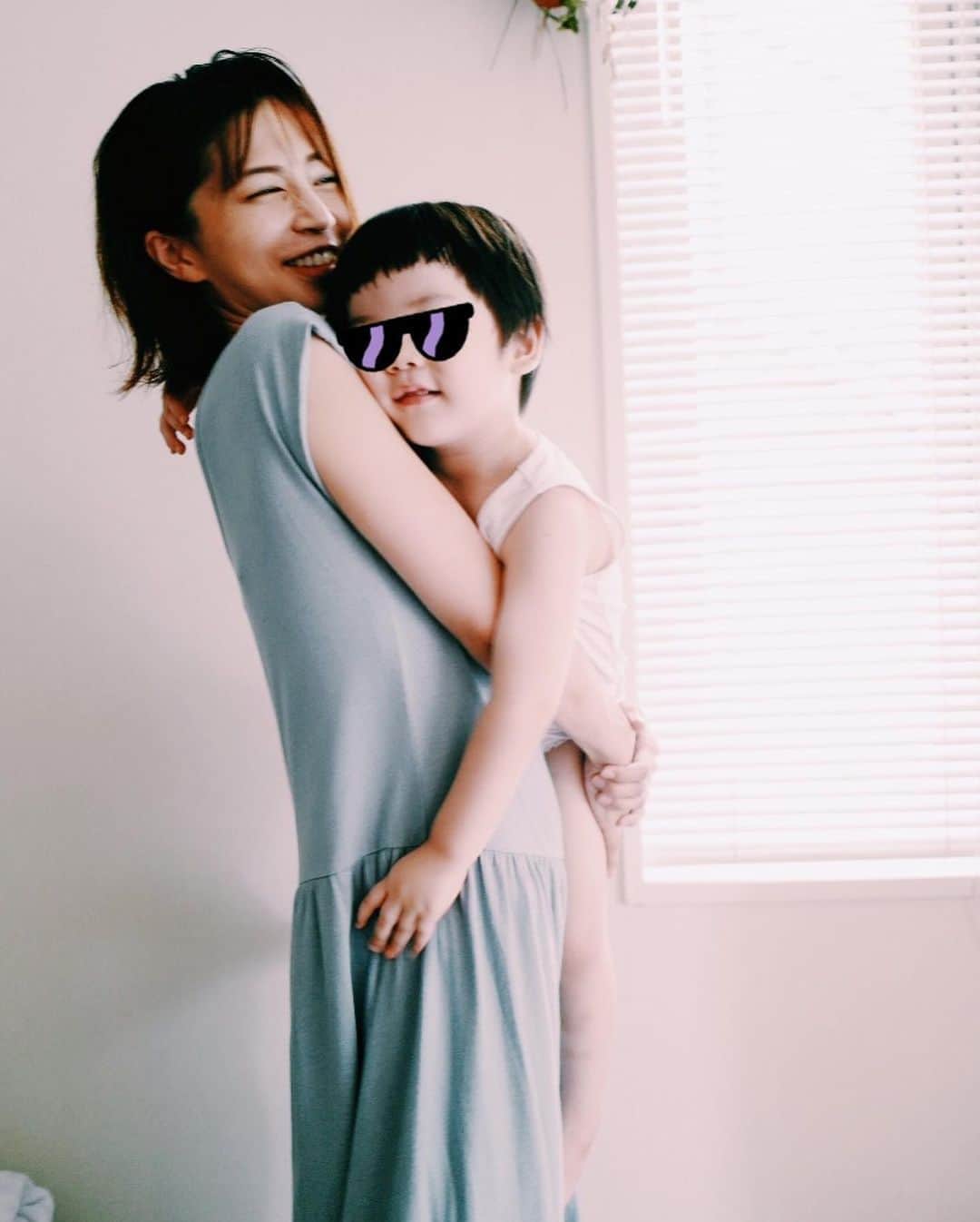 のインスタグラム：「コラボワンピでリラックス❤️ どこも締め付けがなくて、楽ちん。ソファで寛いでいたら、息子のカーズ達が私を通過して行きました。笑 息子、14.5kg重い。。。 . . .  ワンピースや、その他のお洋服の購入は、プロフィールに貼り付けてある私のHPからも飛べるようになりました😊✨他の情報もこちらに書いてあるので、ぜひ見てください！  https://www.yasudamisako.com/  . . . もちろん、ZOZOTOWNのサイトからも購入できます❤️  ↓ https://zozo.jp/search/?p_tpcsid=1242308  #instagood #nylonjapan #nowme #fasion #zozotown #onepeace #allinone #setup #lagunamoon」