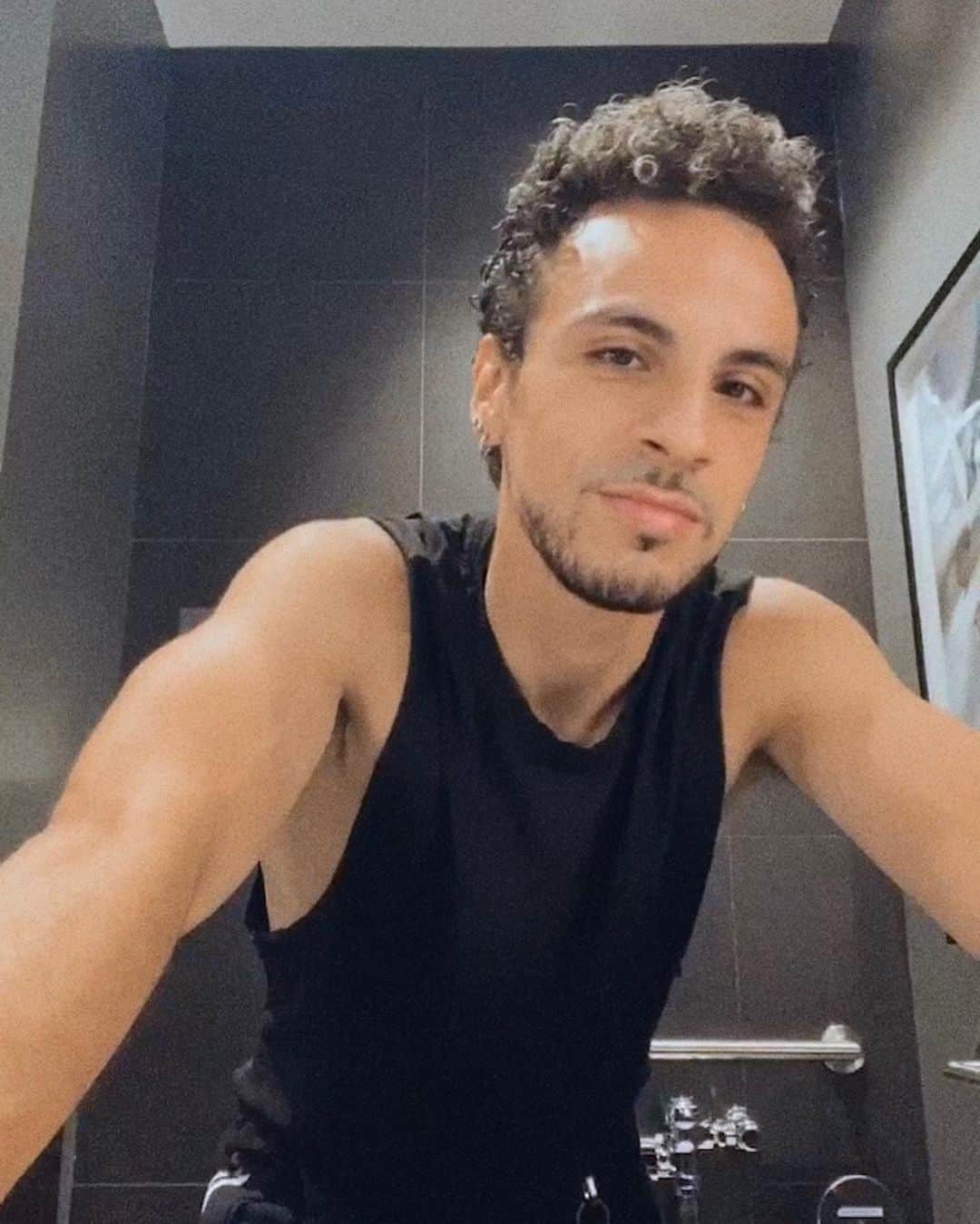 フェイスのインスタグラム：「infinite amount of love for everyone sticking with me after not having dropped a single for over a year. i miss the feeling of releasing music. but its coming i promise. LOVE U ♥️」