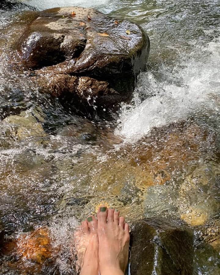 MiChiのインスタグラム：「Much needed camping trip to Yamanashi🏞 This is a perfect spot for a quick get away. I recommend going early to get a good spot right next to the river. No reservation needed ☺️. . 川の音を聴きながら寝れると言う最高な癒しスポット。昼過ぎに着いたけど奇跡的に川の真横で良い場所をゲットできたー！週末は特に混みそうだから、早めに行くのがおすすめ👍 安いし予約なしで気楽に行ける感じがいいよー❤️  Thanks @sakiiiyy 🕊 Sakiの手作りバナーでテントもマジカル😍✨ #camping#yamanashi#tokyolife#nature#japancamping#camp#キャンプ#山梨」