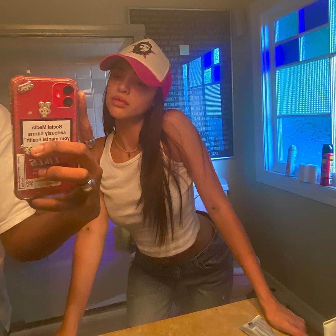 ルナ・ブライズ・ボイドのインスタグラム：「ITS SO HOT GOODNIGHT 😚🔥」