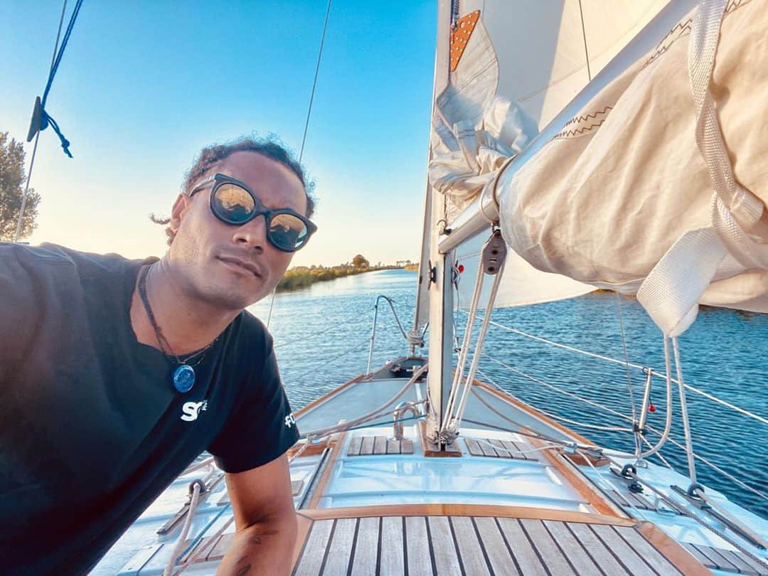 サネリー・ジェームズのインスタグラム：「🌊 ⚖️」