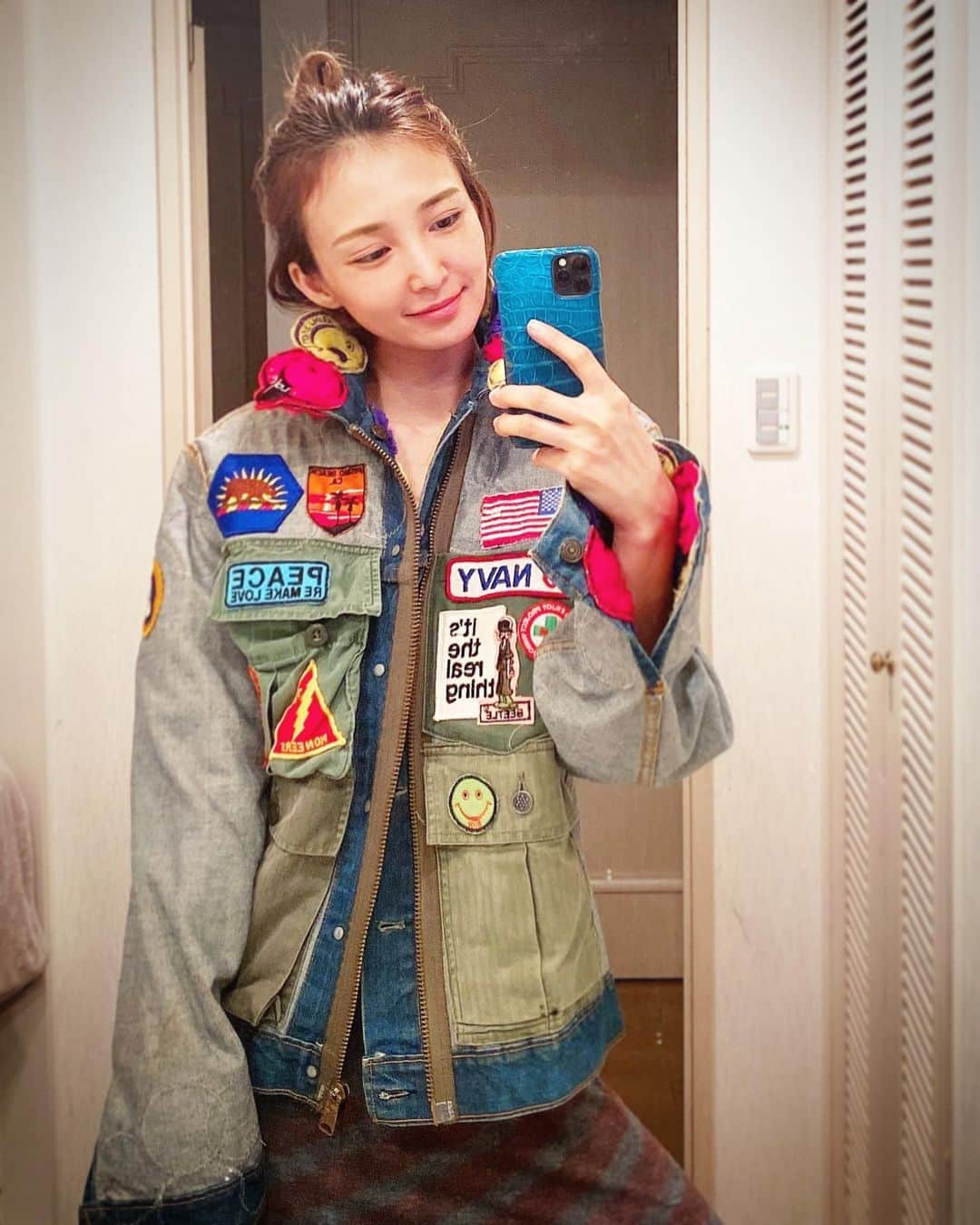 澤田友美さんのインスタグラム写真 - (澤田友美Instagram)「. Re Make Love!!!!!!  I looove it😍  My special favorite jacket!! This jacket is @alovemovement , @beverlyhillsrecycler ❤️🧡💛💚💙💜  This back embroidery is embroidered by hippies from the 70's! OMG😍 . This brand has fascinated me since I was 19 yearsold. はっぴ😎🌈 . . #alovemovement #California #maribu #smile #rainbow #hippie #maribu #maxfield」8月23日 4時32分 - tomomi__sawada