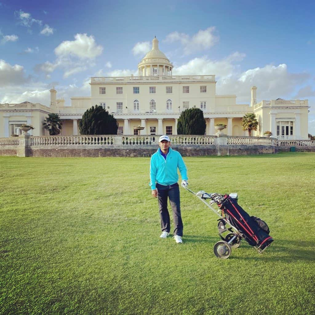 ロバート・アーンショウさんのインスタグラム写真 - (ロバート・アーンショウInstagram)「Good golfing day, good people,  super competition 🔥 On a beauty of a course at Stoke Park  Fun fact- James Bond was filmed here #golf #jamesbond」8月23日 4時40分 - robertearnshaw