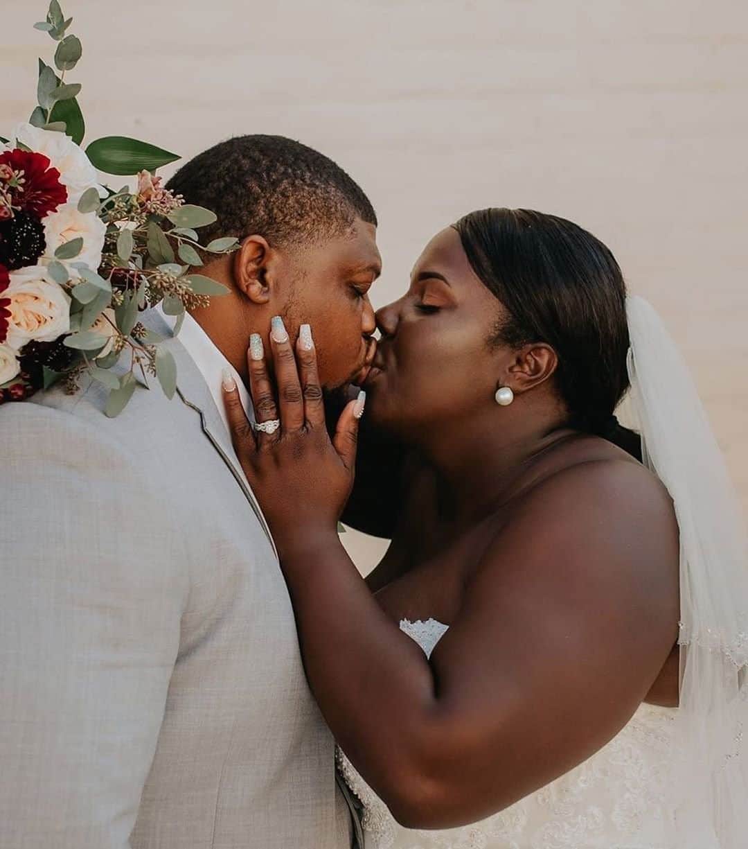 Bedroom diaryのインスタグラム：「High school sweethearts. ❤️ 📷  @BonnieTurnerPhoto via @kleinfeldbridal 👰  @_selenax4」