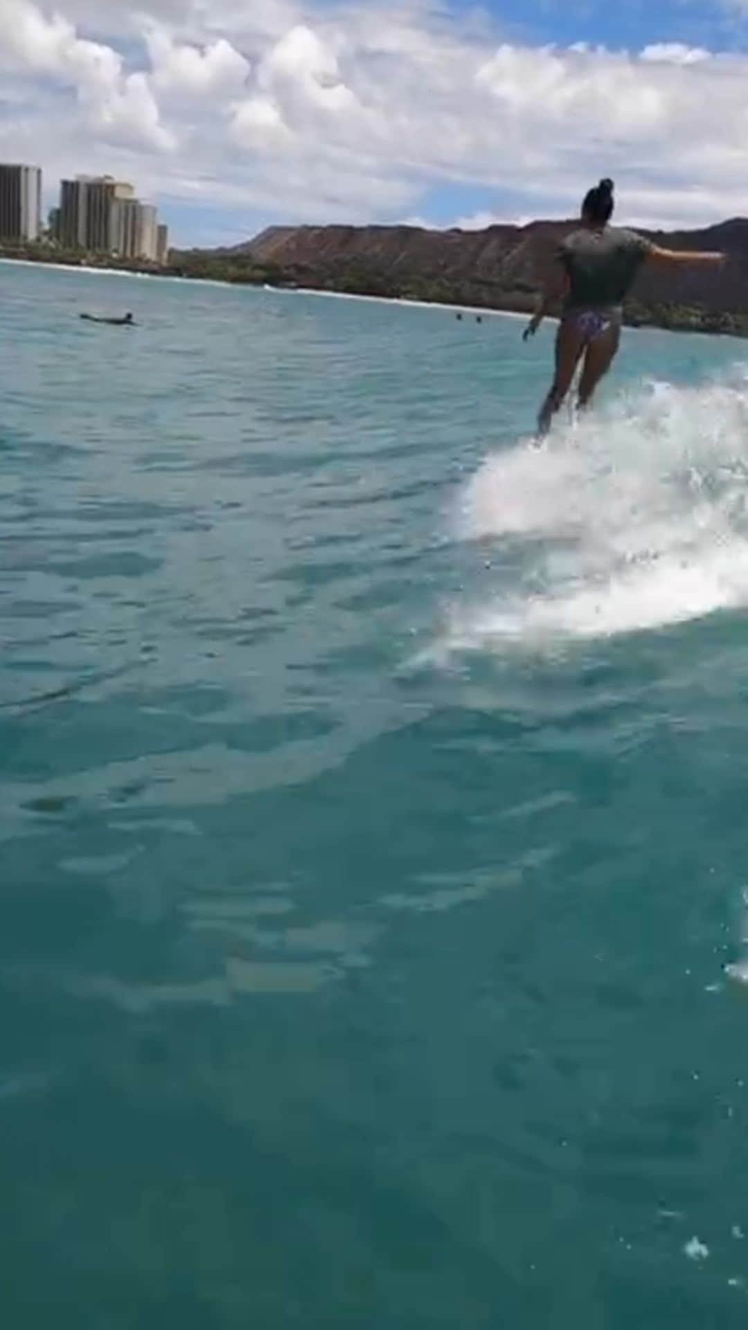 マリア・マニュエルのインスタグラム：「how fun are reels? 😝summertime livin’ 💛 @konaj_」