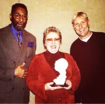ウィル・リーさんのインスタグラム写真 - (ウィル・リーInstagram)「Carol Kaye received the Touchstone Award from the NYC Chapter of Women In Music in 2000. Ron Carter and I were presenters and both of us gave speeches that were nearly identical! Neither of us had time to get very deeply into the career of this legend, though. #carolkayebass #legend #soundtrackofourlives #groovemaster #thisboyslife」8月23日 5時23分 - unclewilllee