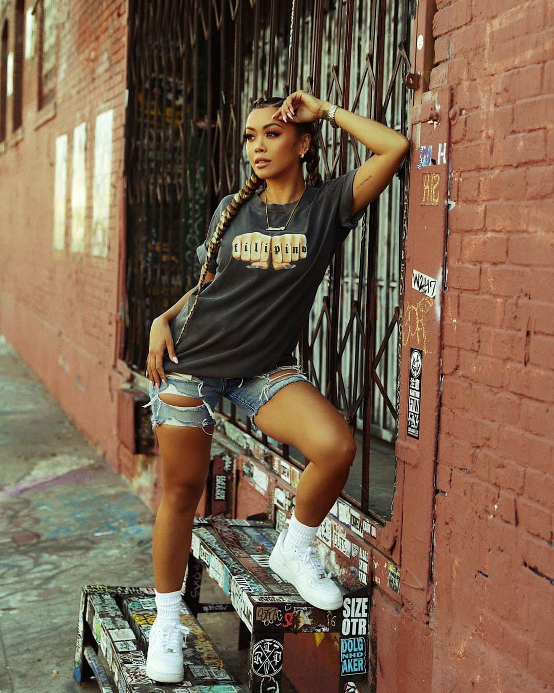 リアン Vのインスタグラム：「Mahal Kita = I love you 🇵🇭  Wearing my new @shoplianev T’shirts in a size small 😍🔥 A portion of the sales will be donated to @projectpearls - It is a Non Profit Organization that help the poorest of the poor children to have a better life by giving them PEARLS: Peace, Education, Aspiration, Respect, Love and Smiles through education, empowerment, nutrition, nourishment, and healthcare. ❤️  📸: @estevanoriol  MUA: @mua_marilyn  Hair: @hairbycinn  T’shirts: @shoplianev」