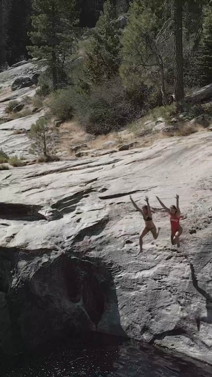ケルシー・ロビンソンのインスタグラム：「Feeling like a kid again playing in nature’s pools and slides 🖤 . . . #visitcalifornia #sequoianationalpark #discover #reels #travel #reelsinstagram . . 📸 @mad」