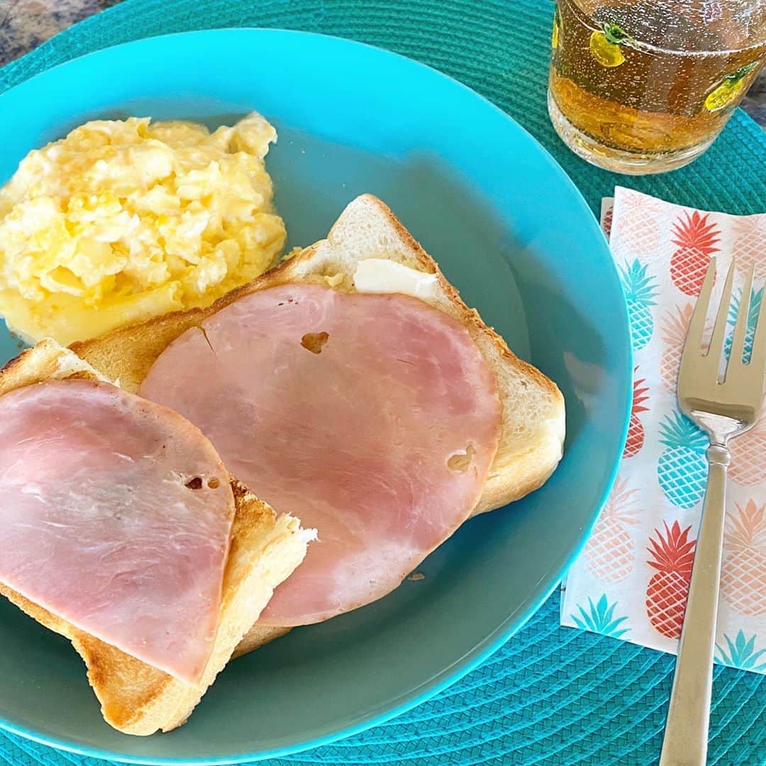 マキ・コニクソンさんのインスタグラム写真 - (マキ・コニクソンInstagram)「ハワイからおはよっ！😊 今朝はワンズのお散歩から帰って来て一息ついてから朝食を作ってみました。 リンリンの旦那様が教えてくれた美味しいパン屋さんEPI-YAの厚切りトーストの上に薄切りスモークハムを乗せてみた！そして美味しいWaimana TKG Egg🥚にバターとホイップクリームを使ったフワッフワのスクランブルエッグを作ったよ！自分で言うのもなんだけど美味ちかった！🤣自分で作った朝食に感動して朝からテンション高い私です！  お天気良いからワンズといっぱい光合成しよう！☀️😎今日も元気いっぱい”Alohappy”で行ってらっしゃい！👋🏼 #土曜日の朝の過ごし方 #alohappy😄🤙🏼」8月23日 5時31分 - makikonikson