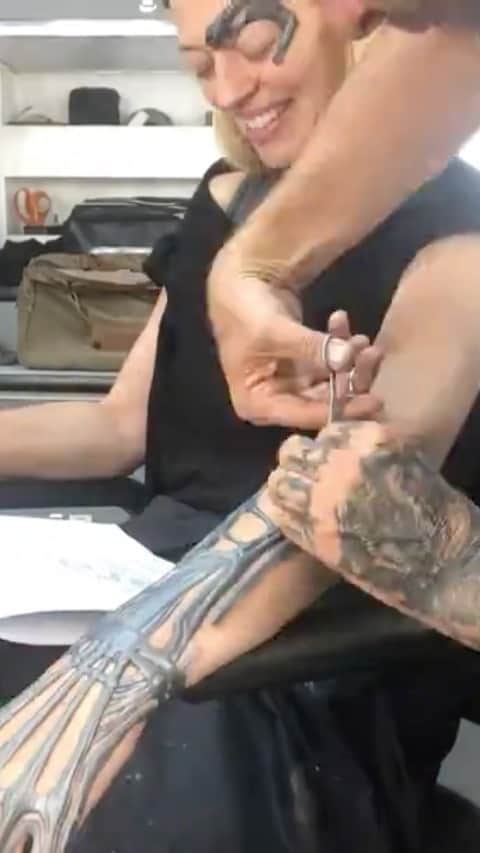 ジェリー・ライアンのインスタグラム：「Ok, yes, someone added the wrong show’s theme song to this video, but it’s still a fun time lapse of @jrmackinnon doing my prosthetic makeup for #startrekpicard」
