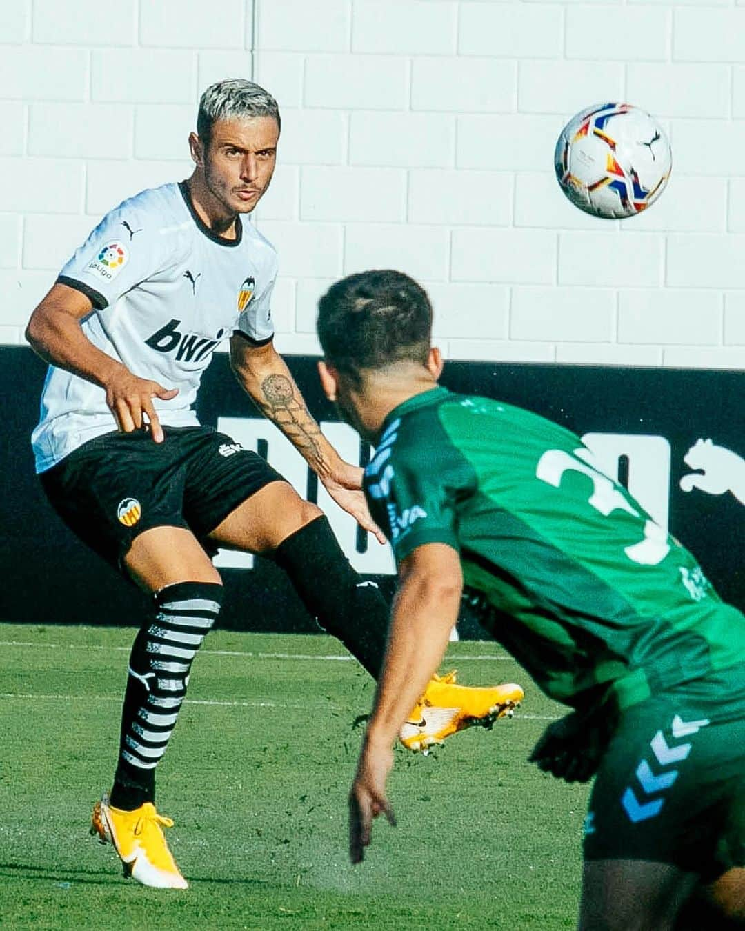 バレンシアCFさんのインスタグラム写真 - (バレンシアCFInstagram)「#VCFAcademy talent 🦇🖤   La Academia aporta frescura y calidad en el primer amistoso del Valencia CF 👏🏼👏🏼」8月23日 5時37分 - valenciacf