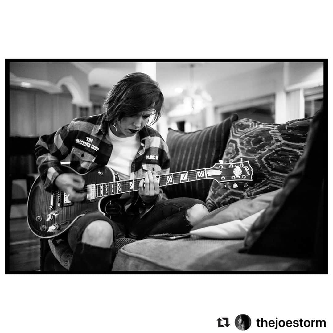 ジー・ヘイルさんのインスタグラム写真 - (ジー・ヘイルInstagram)「“Why don’t you go write a song about it?” Missing @themachineshop and all the fine folks there. You can support them by getting flannel like Mine or any damn piece of Merch. #saveourstages」8月23日 6時04分 - officiallzzyhale