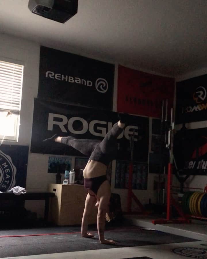 マッティ・ロジャーズのインスタグラム：「Last minute of accumulating 10 minutes in a handstand hold of some variation today. Guess which split is my “bad side” 🙄 We’ve spent this week giving my body a lil well deserved rest by working lighter, technical movements while still pushing some strength work, so that means extra accessory work and extra weird stuff! Kinda love it, kinda hate it, definitely sore from it!」