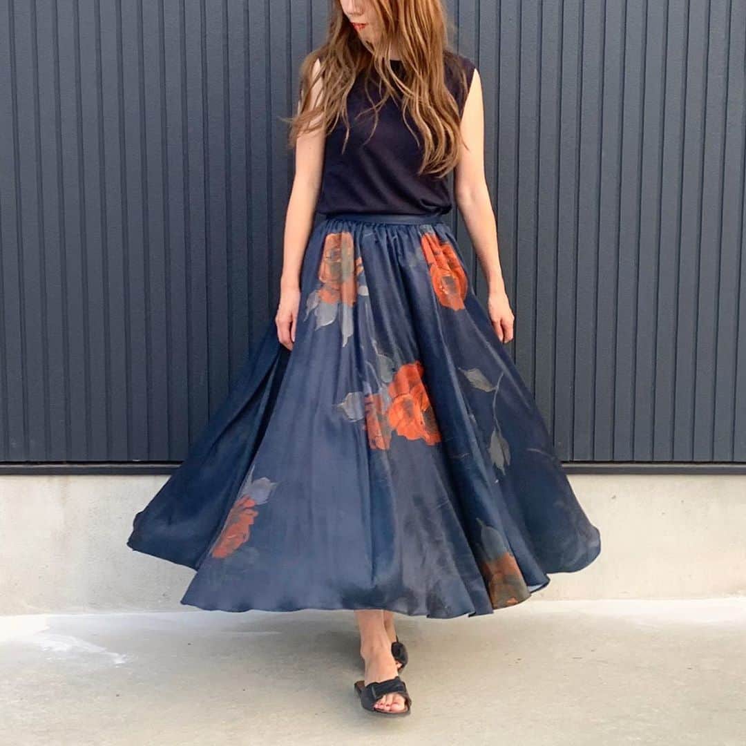 ryuu79hinaのインスタグラム：「#ootd  ・ ・ 人気のEllaシリーズのスカート👗 繊細な線でバラを描いたオリジナル柄！ たっぷりのフレアがとっても可愛い🤍 ・ ・ AMERIのAWだよ🤎 ・ ・ スカートの可愛さ伝えたくて動画も撮ってみたからスワイプしてみてね☞☞ ・ ・ @amerivintage  ・ ・ ━━━━━━━━━━━━━━━ #amerivintage#ameri#vintagefashion#aw#ロカリ#mineby3mootd#ootd_kob#コーデ記録#ママコーデ#小学生ママ#大人ファッション#大人コーデ#大人スタイル#ママファッション#秋コーデ#スカート#スカートコーデ#シンプルコーデ」
