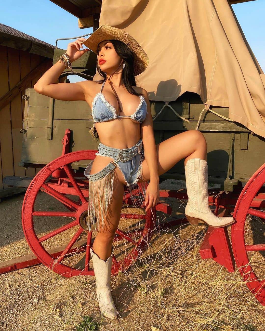 Maddy Belleのインスタグラム：「Country but make it glamorous✨」