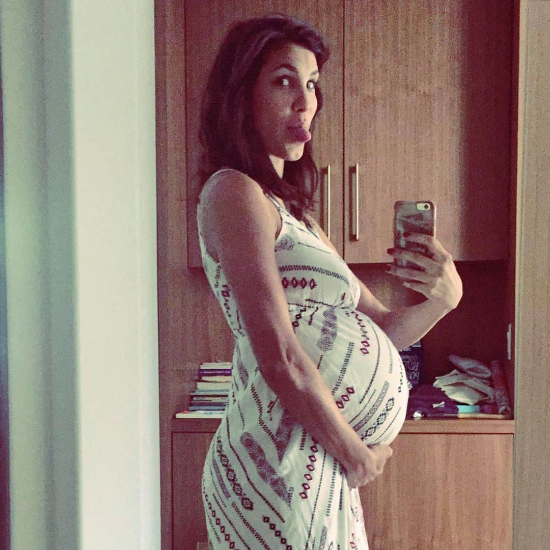 ダニエラ・ルーアのインスタグラム：「🇺🇸  Scrolling through @yourzenmama I learned today is Rainbow baby day. For those who don’t know (I didn’t) what that is, a rainbow baby is one born after a miscarried pregnancy. So today might be a good day to share a story I’ve never made public: Dave and I always planned/hoped on having 2 kids, so when River was a toddler we started trying for a 2nd kid. We were lucky and we hit the jackpot pretty fast... at 9 weeks along I went for an ultrasound to check the baby’s heartbeat and... silence. “Is everything ok?” I asked. “No, its not ok” my Dr said empathetically. I immediately went into logical mode, asking what the next steps were. I didn’t breakdown until I sat in my car alone and called Dave (who was working on NCISLA that day). As soon as I heard his voice I started to sob. I couldn’t even get the words out... I found myself in such an overwhelmingly visceral pit of sadness and guilt, wondering if I had done something wrong even though my amazing Dr said it had nothing to do with me, it was just the nature of it all. I let myself sit in this hole for a few days, until I was ready to let go, all while deciding to let my body cleanse itself of the fetus. But it never did. So we took it to the next level and used prescribed pills to help my body along (I only wanted to do a D&C as a last resort) Fortunately the pills worked. We waited a month and started to try again. In early January 2016, I woke up to a msg from my parents letting me know my elderly grandpa had passed. It was expected but painful nonetheless, the end of an era. Then my mom says, “I bet you’re pregnant.” “Why?” I asked. “When one life ends, another begins.” She replied. And sure enough she was right. I took a home test that same morning and low and behold... Sierra came into existence. Sierra is my smart and soulful rainbow baby. Incan’t imagine parents who miscarry later in pregnancy or even cope with stillborn children. My heart goes out to all of us. The best thing I ever did was communicate with friends and family and realize I wasn’t alone in this journey of loss. So now I share my experience with anyone who needs to hear it too. Sending all parents love and strength 🌈」
