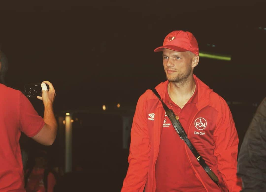 ヨハネス・ガイスのインスタグラム：「Auf gehts 🔥⚫️🔴 #presason」