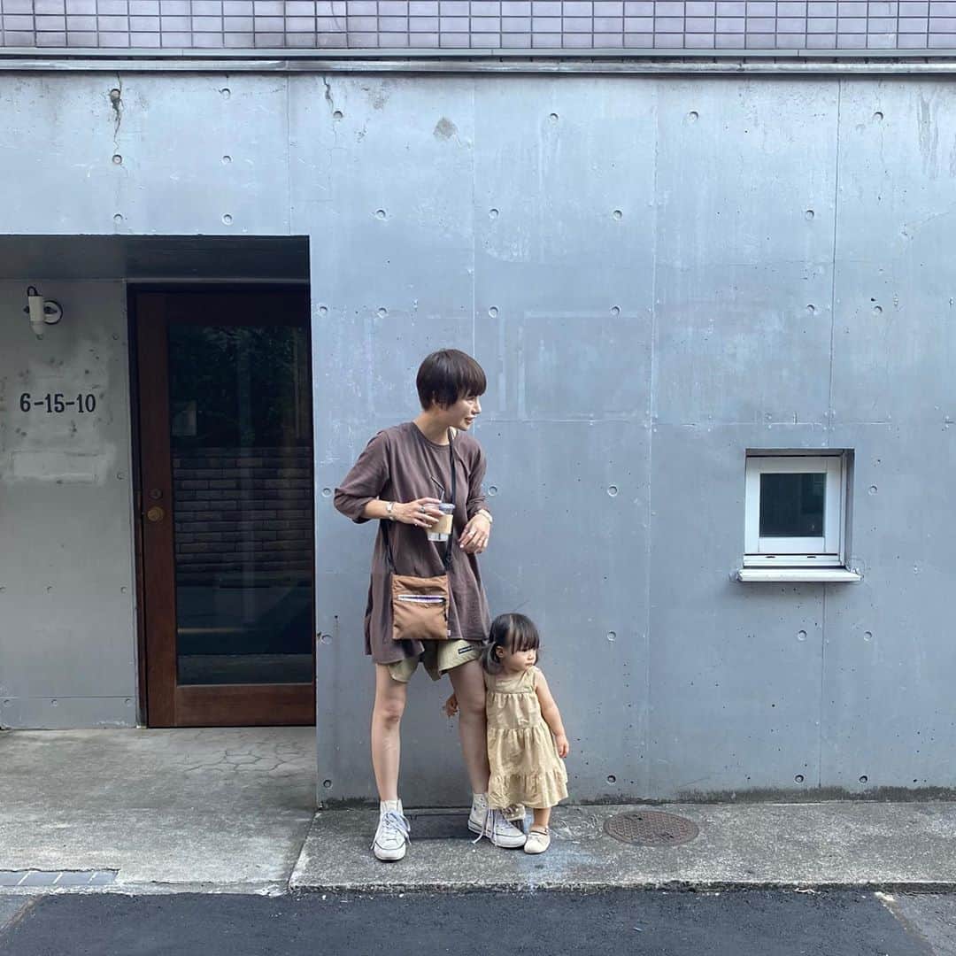 長谷川あやのインスタグラム：「👩‍👧👩‍👧👩‍👧#titivate#ティティベイト#titivatestyle#ootd#outfit#coordinate#baby#mama#令和ベイビー#生後15ヶ月#1歳#赤ちゃんのいる生活#新米ママ#女の子ママ#小夏のいる生活 ・ ・ ・ 日陰を探しながら歩く母と 日向に突進してゆく娘👧笑 なぜだ👧笑 ・ 今回着ている @titivatejp さんの #バックフレアTシャツ ✨ ・ 生地がしっかりとしていて ワンピースっぽく着るのもいな〜💛 ・ 秋にもたくさん着たいアイテムです👧💓」