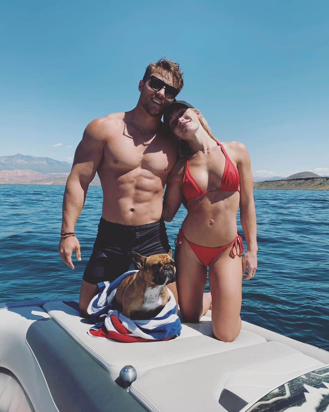 スティーブ・クックのインスタグラム：「I envisioned this life before I had it. Can’t wait for our little fam to be back together soon @morganrosemoroney @hobbescook #louloutoo Sunglasses - @mvmt」