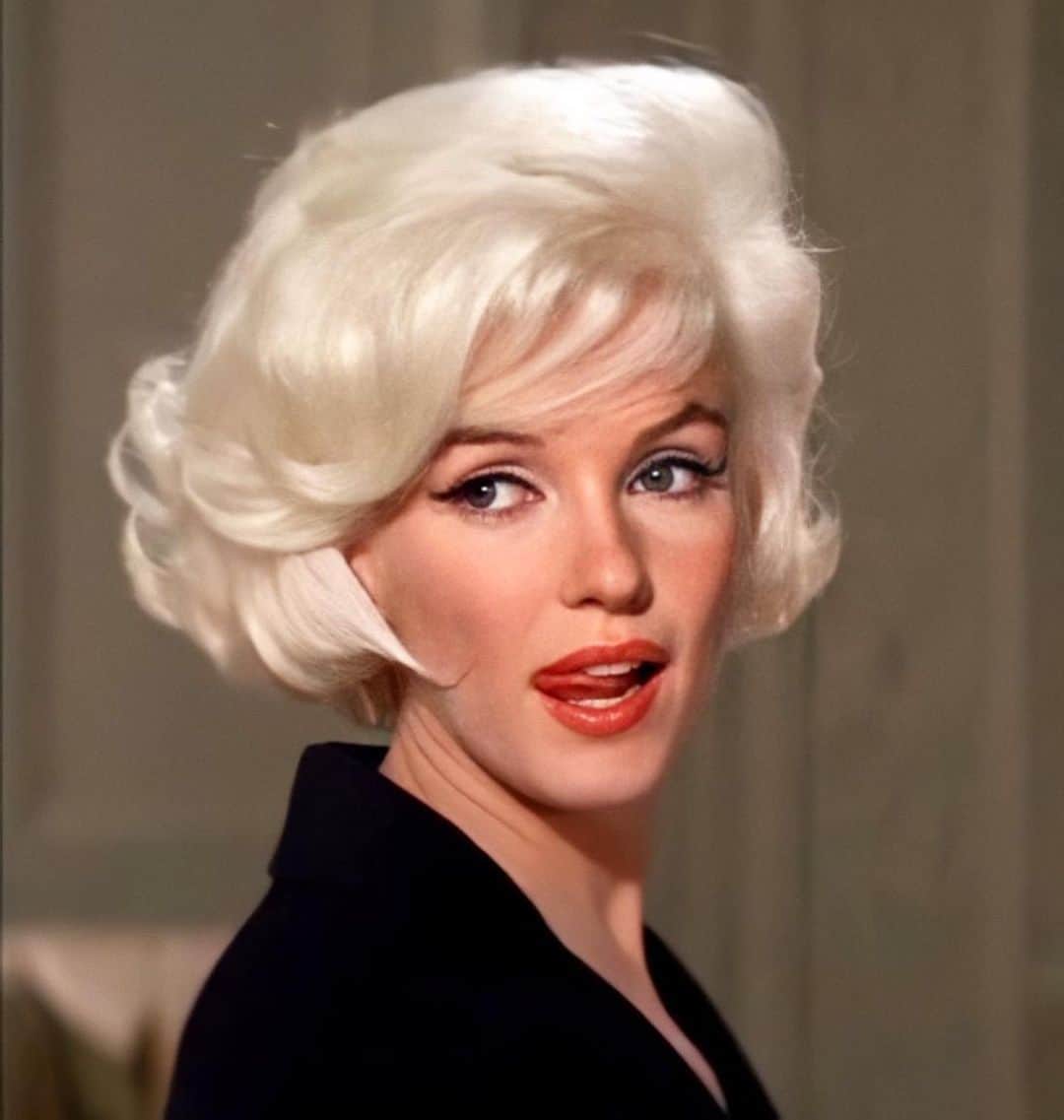 のインスタグラム：「Marilyn during the filming of her last film “Something’s Got to Give” in 1962. I love her makeup and dresses for this film. Sadly, it was unfinished due to her unfortunate death💔 #Marilynmonroe」