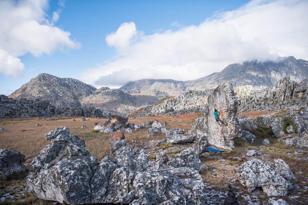ポール・ロビンソンのインスタグラム：「Reminiscing on all of the amazing adventures and people I have met through my 23+ years of climbing. Feeling pretty lucky to be apart of such an amazing community on global climbing day!  Photo: @christian_adam_ #bouldering」