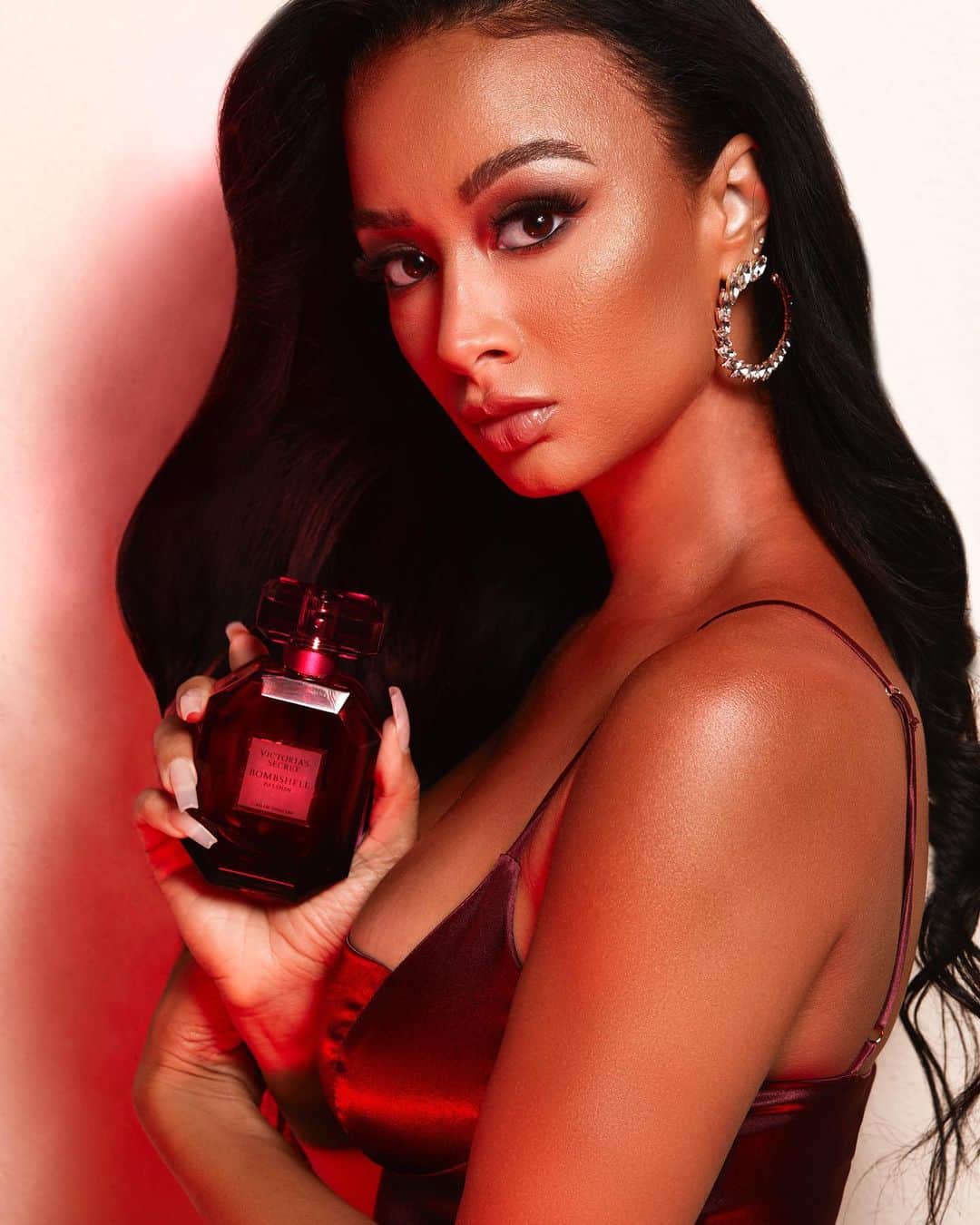 Draya Micheleさんのインスタグラム写真 - (Draya MicheleInstagram)「The power of Peony is in the bottle .... introducing @vsbeauty newest addition to the #BOMBSHELL family #BOMBSHELLPASSION #victoriassecret #vsbeauty」8月23日 7時28分 - drayamichele