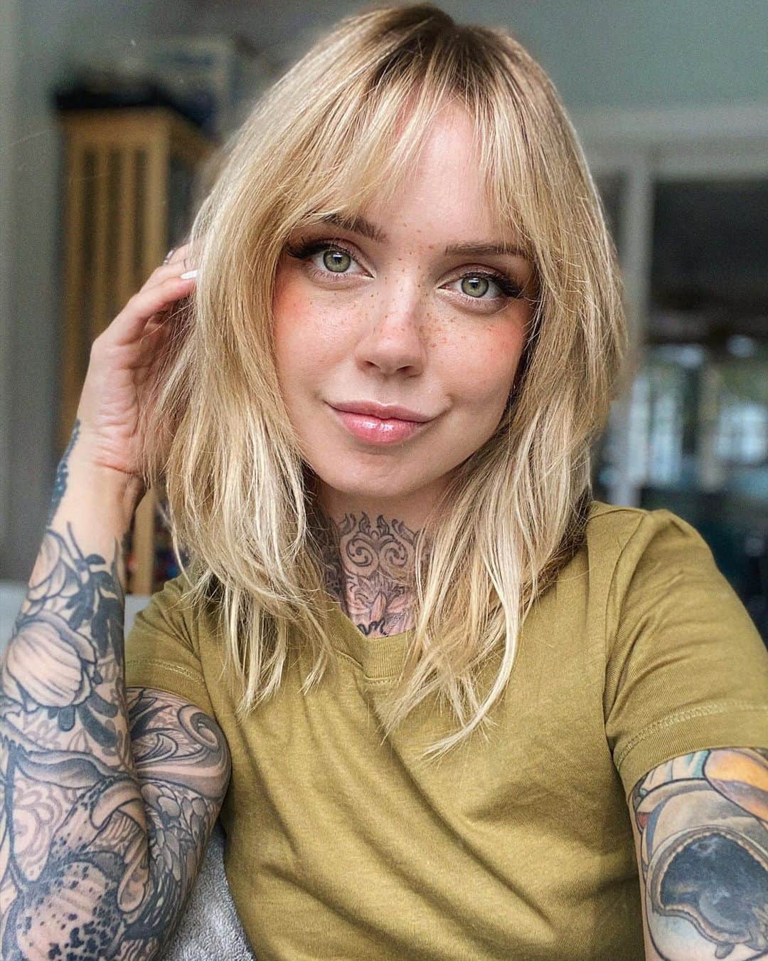 サラ・Xのインスタグラム：「A little casual look for a gloomy day ✨ I pretty much never wear t-shirts so this is a little different for me! Are you a t-shirt wearer?」