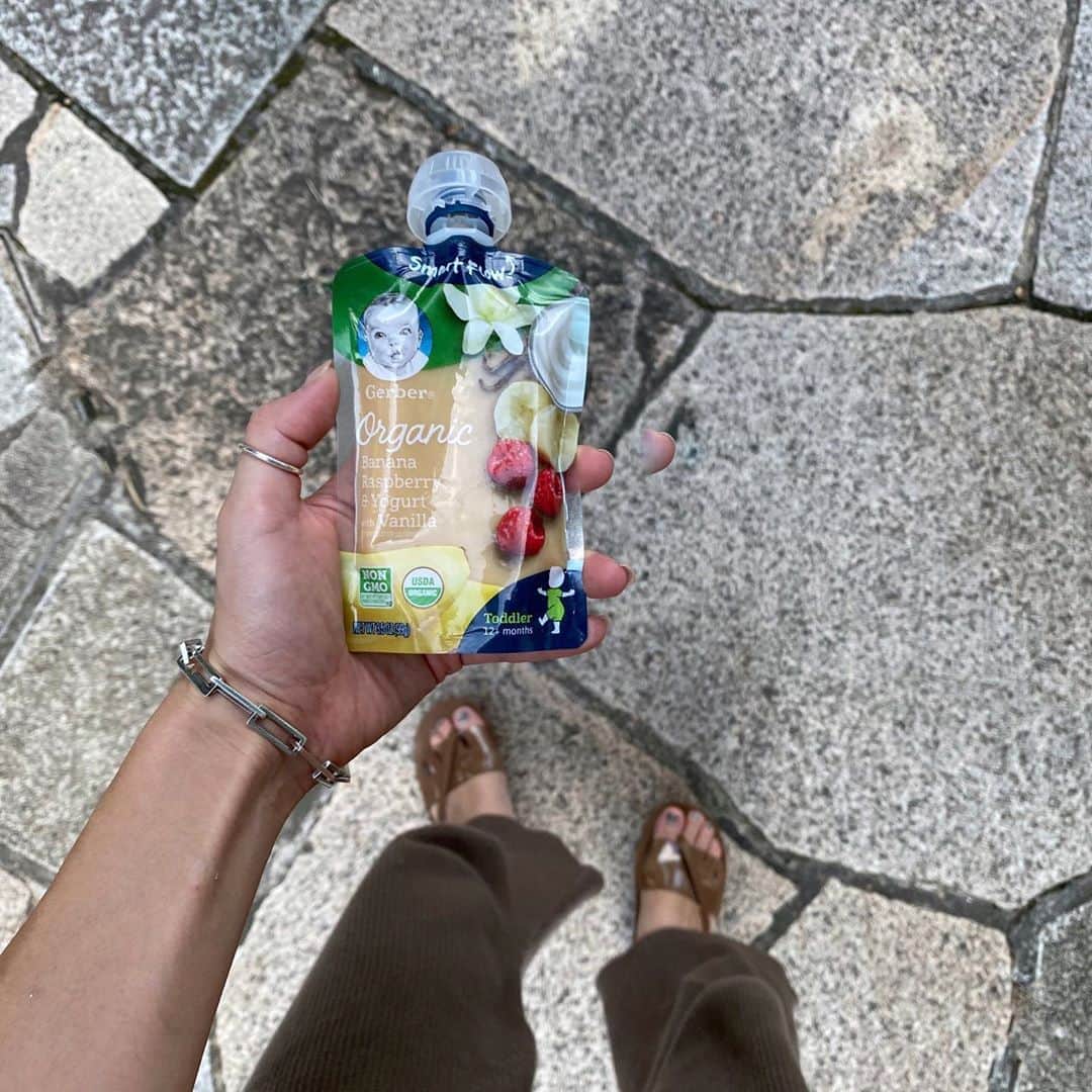 長谷川あやのインスタグラム：「🍃🍃🍃#organic#organicfood #organicbabyfood#babyfood#Resortnista#離乳食 ・ ・ ・ 最近お出かけ中大活躍👶のオーガニックフード✨ @gerber  ・ 100%天然素材で作られていて わたしもついつい一緒に 味見しちゃうくらい美味しい、、、😌💭 ・ Toddler Food (トドラーフード)  パウチタイプ「りんご・紫にんじん・ブルーベリー・ヨーグルト」12食 https://www.amazon.co.jp/dp/B0857CG7PM  ・ Sitter（シッター)／ 2nd Foods（セカンドフーズ） パウチタイプ「バナナ・ラズベリー・ヨーグルト・バニラ」12食 https://www.amazon.co.jp/dp/B0857B8C4T ・ Gerber Toddler（ガーバー・トドラー）  焼き菓子 白豆 6食 https://www.amazon.co.jp/dp/B0857BHFLN  ・ この３つがわたしの選抜メンバーです！笑 ・ 👖👡 @to_the_sea_hawaii  Webstoreと直営店 にてゲットできます🤎」
