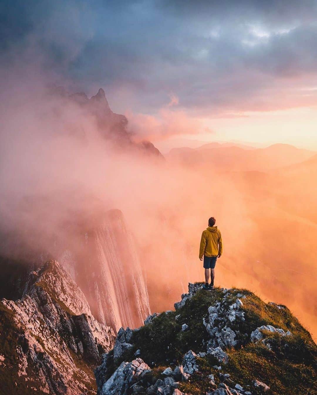 FOLKのインスタグラム：「What’s your pick - sunrise or sunset? Today’s favorites: 1.) @josefwittibschlager 2.) @michaelhochfellner 3.) @shuny24 4.) @philippmitt 5.) @jguzmannn 6.) @kevinstiles」