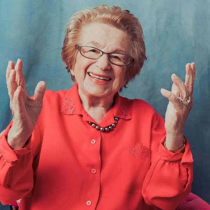 Hulu Home of Emmy-winningさんのインスタグラム写真 - (Hulu Home of Emmy-winningInstagram)「When you realize she's a renowned sex therapist the hand placement really takes on a new meaning. 🍆 #AskDrRuth #SummerMovieNights」8月23日 8時00分 - hulu