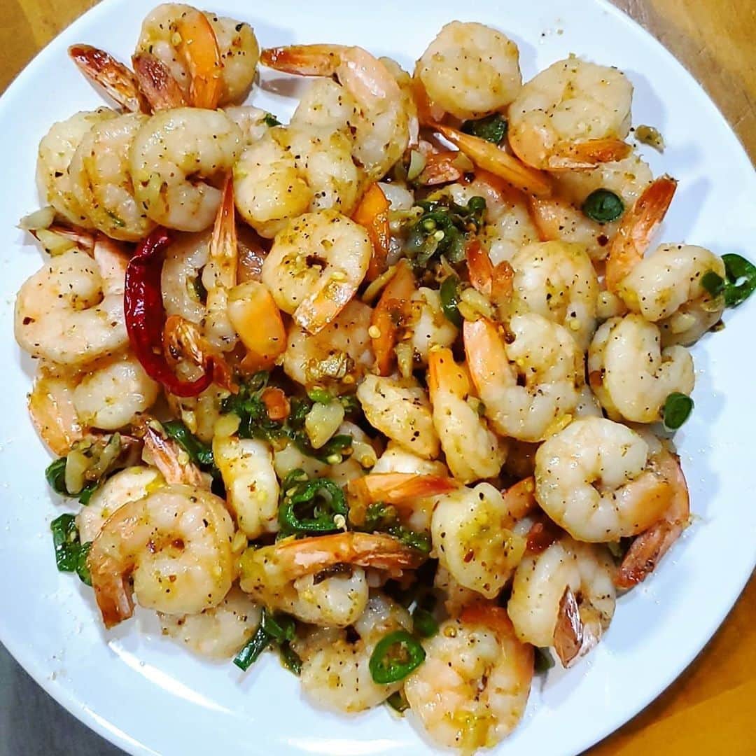 Flavorgod Seasoningsさんのインスタグラム写真 - (Flavorgod SeasoningsInstagram)「Customer @brandyjeanette with an amazing Flavor God Seasoned Dish!!⁠ -⁠ Click link in the bio -> @flavorgod  www.flavorgod.com⁠ -⁠ "Here are some delicious shrimp I just made using fresh Serrano and chili peppers from my little backyard garden, fresh garlic, pepper, @pompeian olive oil, @flavorgod @flavorgodseasoning Himalayan salt & pink peppercorn seasoning, and @flatironpepper I Can't Feel My Face pepper flakes. THIS IS SOOOOOO DELICIOUS!!! 🌶🌶🌶"⁠ -⁠ Flavor God Seasonings are:⁠ 💥ZERO CALORIES PER SERVING⁠ 🔥0 SUGAR PER SERVING ⁠ 💥GLUTEN FREE⁠ 🔥KETO FRIENDLY⁠ 💥PALEO FRIENDLY⁠ -⁠ #food #foodie #flavorgod #seasonings #glutenfree #mealprep #seasonings #breakfast #lunch #dinner #yummy #delicious #foodporn」8月23日 8時00分 - flavorgod