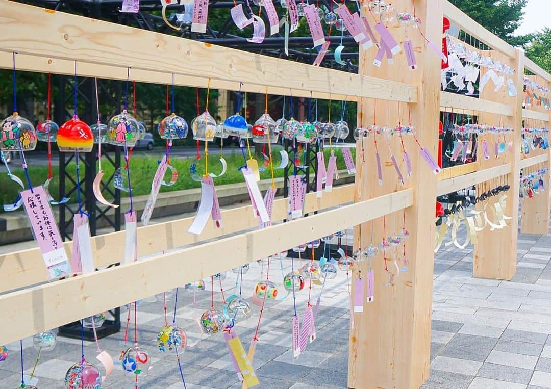 ルナさんのインスタグラム写真 - (ルナInstagram)「🎐☀️🎐☀️🎐☀️🎐☀️🎐﻿ ﻿ Marunouchi Summer Installation ~Power to Japan~﻿ ﻿ 8月21日（金）～28日（金）﻿ 📍 行幸通り（東京駅側）﻿ ﻿ 丸の内で合計2020個の風鈴を﻿ 並べた大型オブジェが展示﻿ されていますよ✨﻿ ﻿ 涼やかな音色で猛暑も﻿ 少し和らぐ気がしますね😊﻿ 圧巻される風鈴の数でした💓﻿ ﻿ 1週間しか見れないので﻿ ぜひこの機会に行ってみてください😻﻿ ﻿ ＊﻿ ＊﻿ ＊﻿ ﻿ #丸の内街ぶら部 #丸の内 #東京女子部 #PR #風鈴 #日本の夏 #日本の絶景 #東京駅 #丸の内 #行幸通り #風鈴祭り #女子旅 #国内旅行 #夏旅 #日本の風景 #日本の景色 #日本文化 #marunouchisummerinstallation #marunouchi #tokyostation #tokyo🗼 #furin #japaneseculture #japan_of_insta #japan_daytime_view #japan_photo #japantravel #agbyaquagirl #randa」8月23日 13時39分 - runakumaa