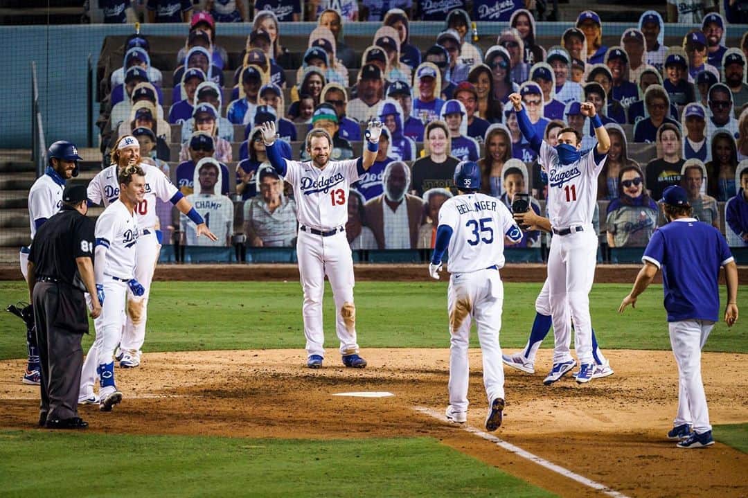 ジャスティン・ターナーのインスタグラム：「#2020  @cody_bellinger 💣 #Walkoff  @dodgers #Win」