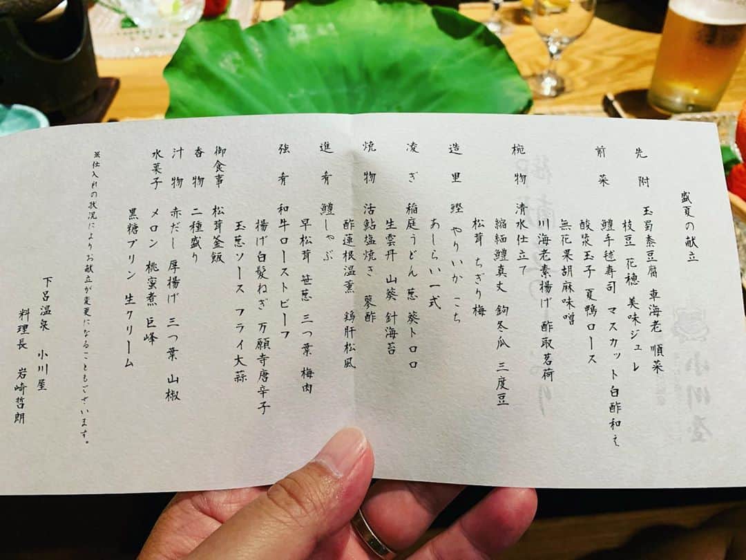 星野光正のインスタグラム：「岐阜下呂温泉 小川屋 旅行記2  2日目後半  言うまでもなく、全員へろへろ。  後は風呂入って飯食って寝ると言う王道パターン。  前日に料理長のお任せコースと聞いていたので待ってましたの気持ちですw  が、そこで少しハプニング。  バァバが娘を抱っこし過ぎて肩が凝り頭痛を発症。  1人で先に寝るとの事。  娘の面倒ようさん見てもうてたからオカンすまん！ と、思いながら 昼間の川遊びの事も有り、熱中症かもと心配になり様子を見に行く。  熱中症の頭痛の場所と違い、首肩を触ってみたらかなり凝っている。  なので何年ぶりかにオカンの肩を揉んでみた。 少しでも伸ばしてやって血流を頭に流してやろうと試みた。  オカン『あんた、力強いわ！』  だいぶほぐれたし、突っ込みも入れて来たのでもう大丈夫やろうと。 水分よう取っときやと、言付けて皆んなの所に戻った。  食事を済ませて、部屋に持って入れるご飯を持ってもう一回オカンの様子を見に行って、その後息子ら連れてもう一回お風呂。  最後に入れてなかった大浴場（小川屋さんには館内に3種類の大浴場がある）に入って寝る準備！  お風呂上がりに長男がどうしても浴衣を着て寝たいと言うので、フロントに子供用の浴衣を借りに行く。 （長男の旅先でのどうしてもは最早家族の中ではお馴染みw）  長男は御満悦の様だ♪  明日はチェックアウト、長時間の運転に備えてまた息子らと並んで寝た。  つづく  #プロダーツプレイヤー #ダーツインストラクター #ダーツ #エスダーツ #エスダーツオフィシャルプレイヤー #星野光正 #星野飯 #三児のパパ #アラフォーパパ #料理好き #小川屋  #下呂温泉 #竹酒  #料理長のおまかせコース」