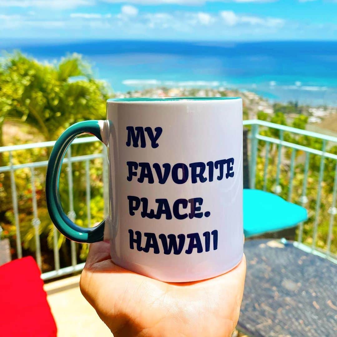 マキ・コニクソンさんのインスタグラム写真 - (マキ・コニクソンInstagram)「最近バタバタだから 今日はハワイの休日と題して Netflix Dayにしよう！🎬  このマグカップで飲むマリアージュ(Mariage)のマルコポーロ(Marco Polo) はとっても美味しいよ！😊  #エアハワイ🌺  #ハワイの休日 #Netflix Day」8月23日 8時19分 - makikonikson