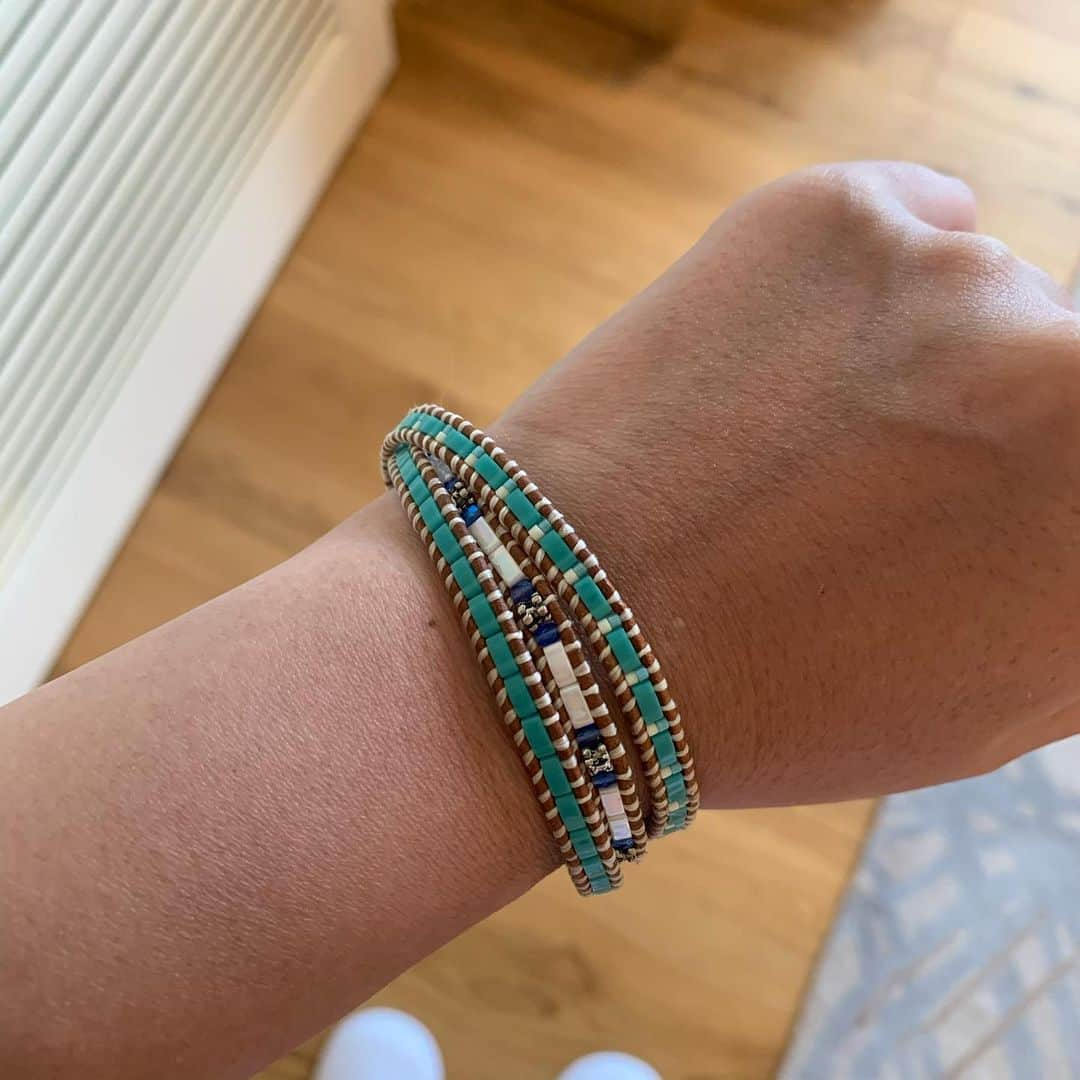 川嵜美佳のインスタグラム：「#loveit #thanks #handmade #bracelet  #summer #turquoise #blue #favorite  #shortbreak」