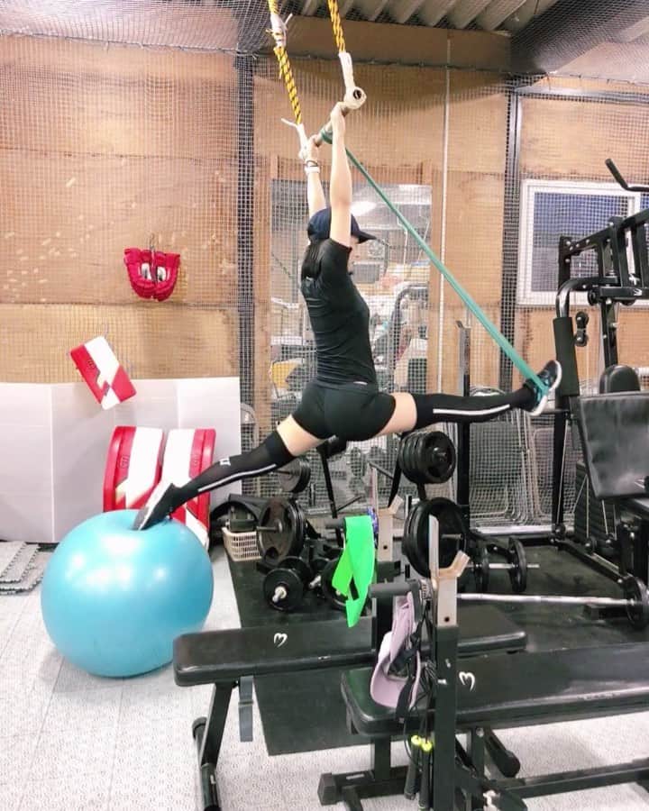 のインスタグラム：「work out🤸🏻‍♀️  Outfit🧢 cap: warrior tops: warrior bottom: nike socks: warrior shoes: adidas sports watch: polar  Thanks🖤 @hockeyshop_max @warriorgoalie   Thank you for checking my post🌸 Please check & follow New account of my company "Denso Hokkaido" athlete ▶︎ @densohokkaido.athlete   #warrior #warriorgoalie #workout #flexible #balance #fitness #strech #denso #densohokkaido #densoathlete #athlete #nike #adidas」