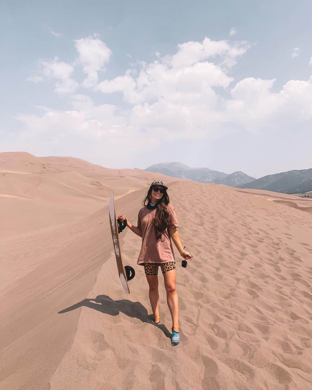 Paige Reillyさんのインスタグラム写真 - (Paige ReillyInstagram)「📍 Great Sand Dunes⁣ ⁣ WOW it was an unreal experience. Even just simply being there was surreal. Highly recommend 🙌🏻⁣ ⁣ I gotta say, snowboarding still has my heart lol but sand boarding was a fun lil substitute 😂」8月23日 8時30分 - paigereilly