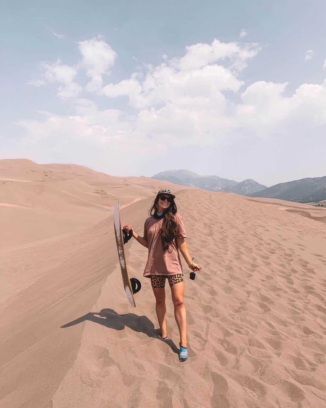 Paige Reillyのインスタグラム：「📍 Great Sand Dunes⁣ ⁣ WOW it was an unreal experience. Even just simply being there was surreal. Highly recommend 🙌🏻⁣ ⁣ I gotta say, snowboarding still has my heart lol but sand boarding was a fun lil substitute 😂」