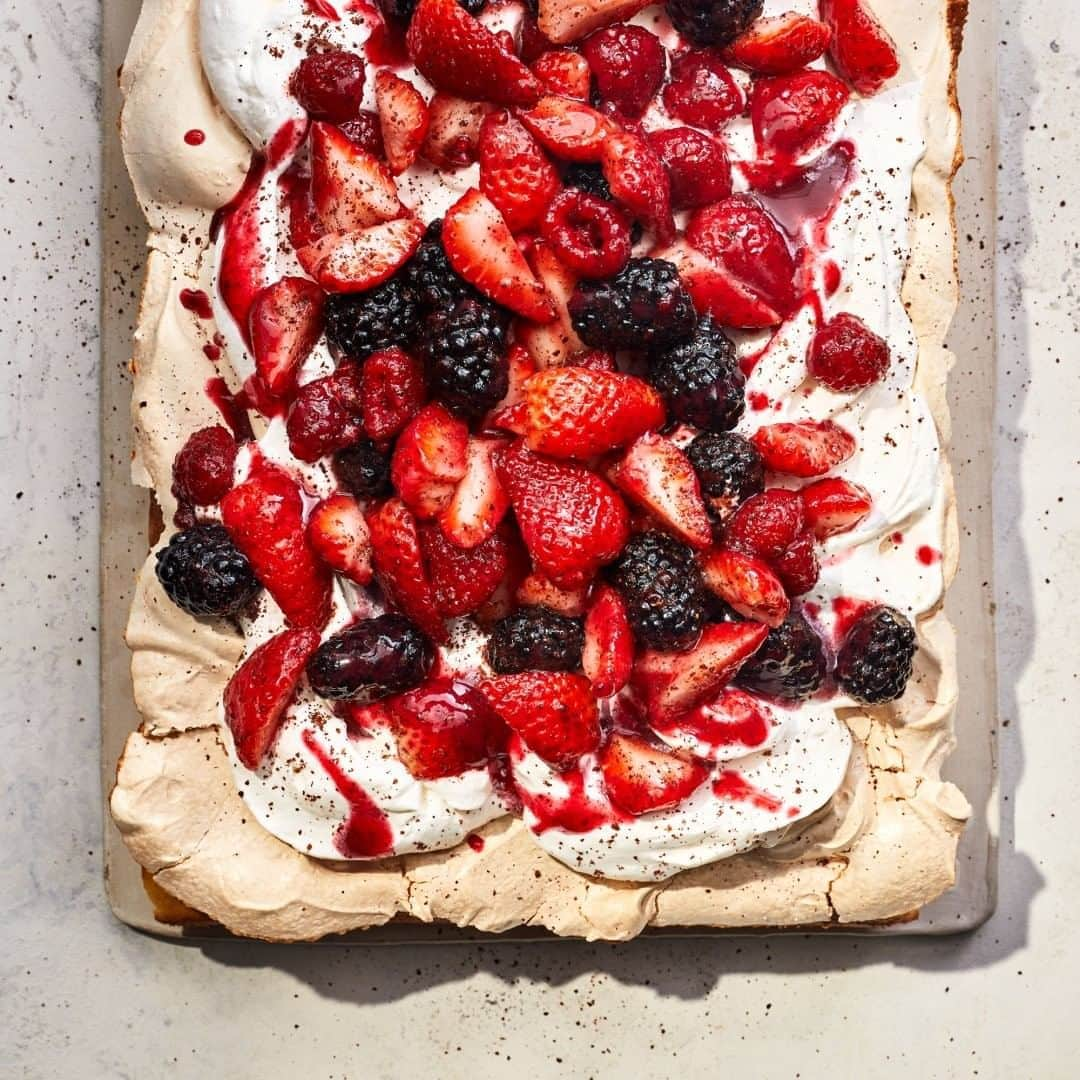 Food & Wineさんのインスタグラム写真 - (Food & WineInstagram)「If your weekend plans include a BBQ, we've got dessert covered. @paigegrandjean's double-decker meringue cake can be made ahead and topped with your favorite summer berries right before serving. Recipe linked in our bio! 📷: @protazio」8月23日 8時32分 - foodandwine