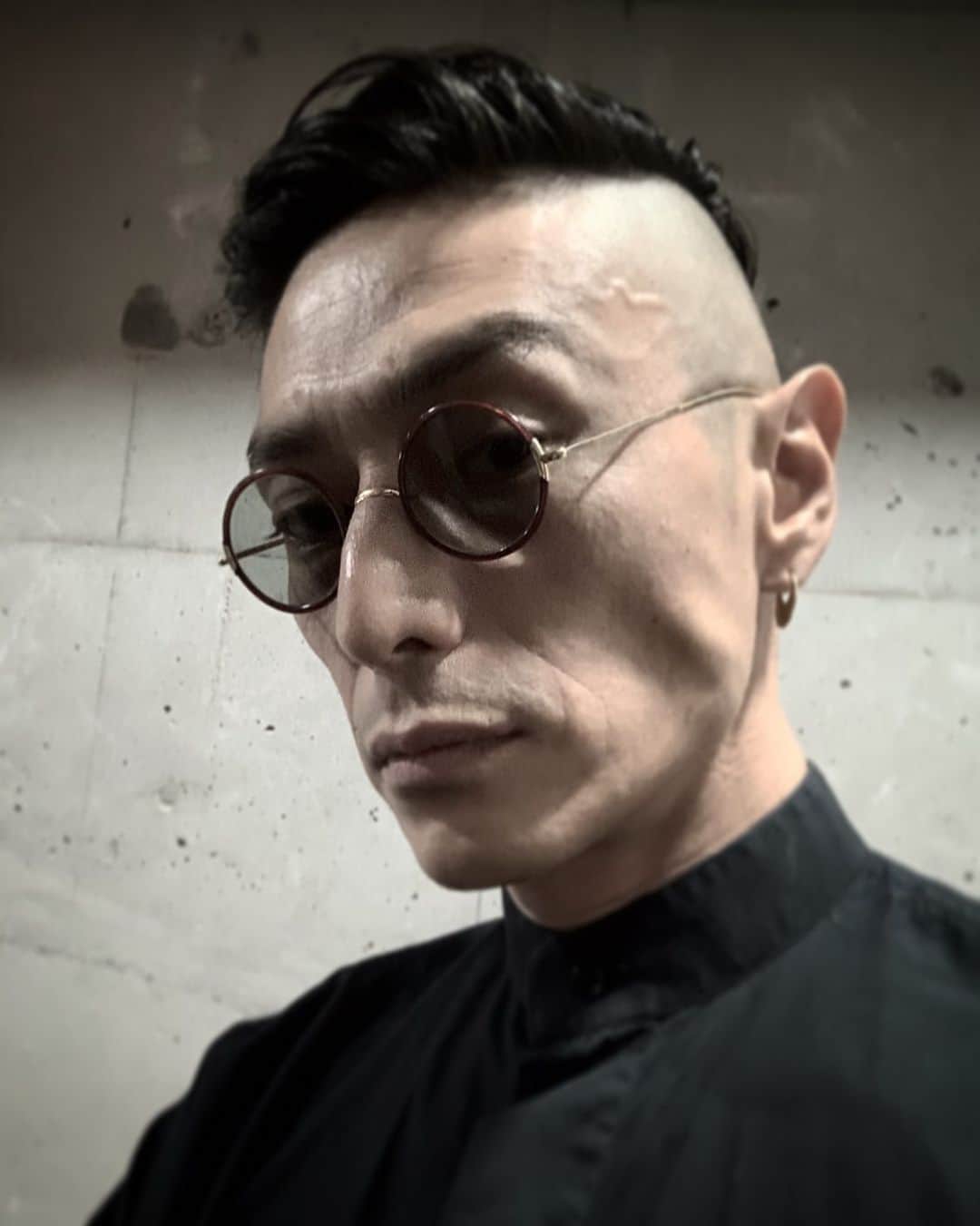伊勢谷友介のインスタグラム：「I love the mood of "Peaky blinders". Have you watched it??? I also liked their hair style.  It's around 1920's British guys ordinary hair cuts. They shave side and back and leaving some on the top.  yeah, it's looks like painapple.  Always my hair has to be cut for next movie. and this one also.  Lucky thing, I realy like it.  ピーキーブラインダーズっていうドラマ観ました？映像の雰囲気も好きなのだけど、彼らの髪型も好きでした。1920年代の英国の男性の普通の髪型らしい。横と後ろガッツリ剃り上げて、上に多少残す。そう、パイナップル状態です。ウドちゃんのあの髪型です。 いつも次の作品の髪型で決まる僕の髪型。ラッキーな事に今回は好きwww」