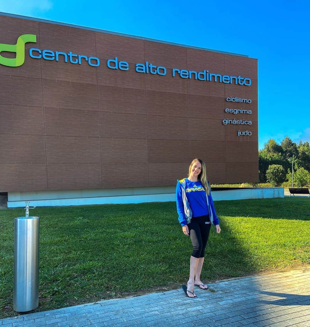 ナターリア・ガウジオのインスタグラム：「Completamos hoje a segunda semana de treinamentos aqui em Portugal!! Muito orgulho e gratidão em fazer parte da Missão Europa do Time Brasil!! Essa iniciativa incrível do COB juntamente com a CBG que nos fazer retornar aos treinos em segurança e com TODA estrutura e equipe multidisciplinar que precisamos!! Muito feliz em estar de volta aos tablados fazendo o que eu mais amo!! 🙏🏻✨🥰💪🏻🤸🏼‍♀️🇵🇹❤️ #timebrasil #love #portugal #sangalhos #rhythmicgymnastics #training #workhard #happiness #focus」