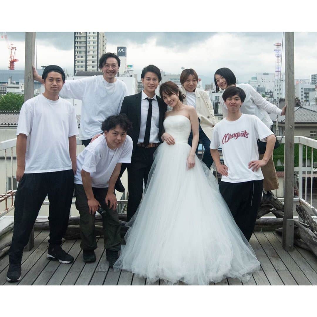 のインスタグラム：「#みんな違ってみんないい  個性の塊の撮影チーム📸みんな良い顔してるなぁ(^^) ちょっと早いけど社長の誕生日祝い🎁 そしてりょうさんの個展開催の報告✨ 楽しみがたくさんあるね✌️✌️ まだ言えないけど沖縄での仕事も1本決まって、 俺の目標の1つである『年内に沖縄で3本仕事を掴む』 まで、あと1歩になりました👍 目標は達成する為にあると思っているから絶対に叶える👍 ってことで今日も1日頑張ろう👍 ・ ・ #福島 #ブライダル #ウエディング #撮影 #クランクアップ #撮影 #チーム #クルー #個性派 #最高 #集合写真 #笑顔 #fukushima #photography #photographer #team #nice #member #good #smile #photo #sunday  #morning #crankup #wedding #bridal #vest #crew」