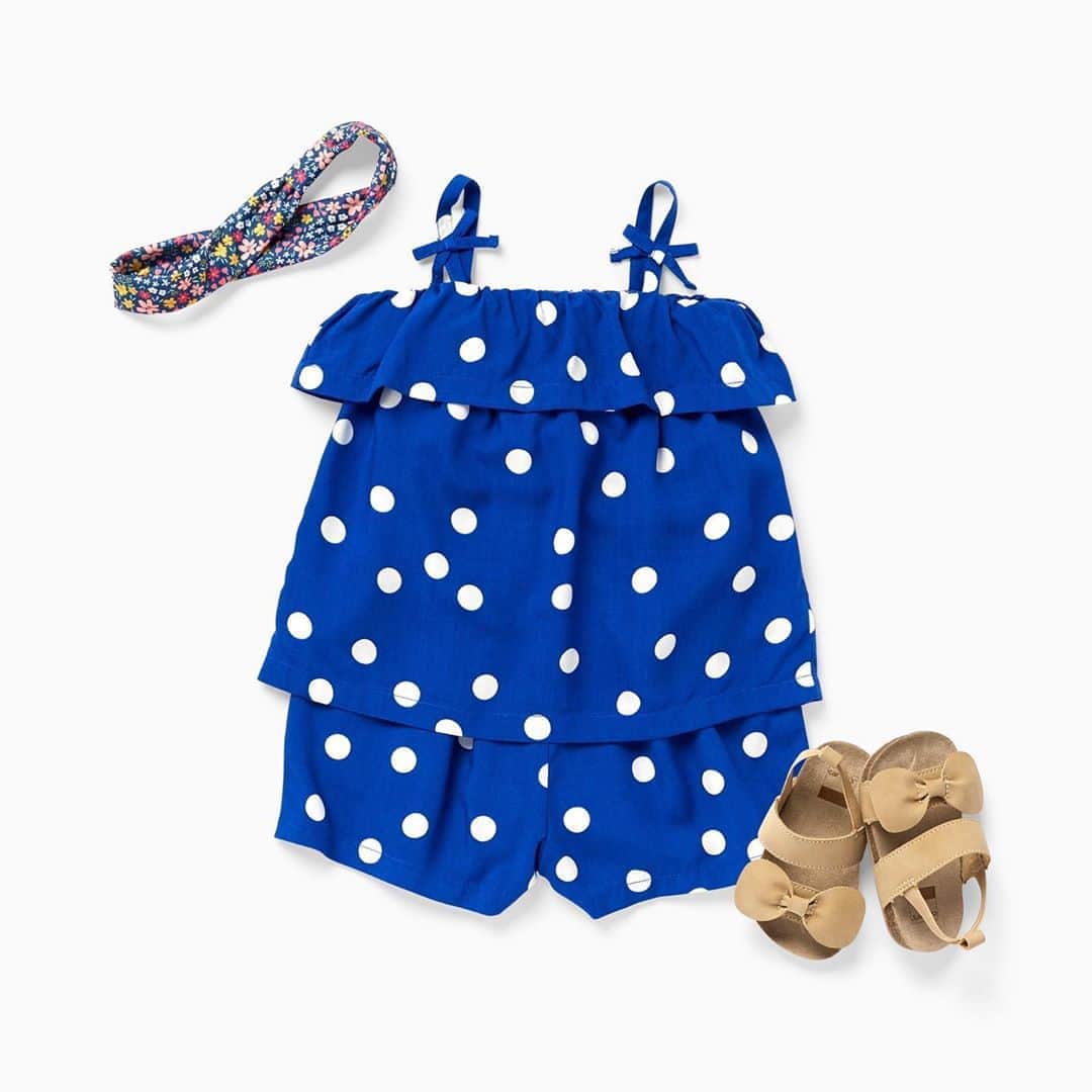 のインスタグラム：「Tiny blues, tiny dots and tiny shoes! 💙⚪️🥰 #babyootd #polkadots #lovecarters」