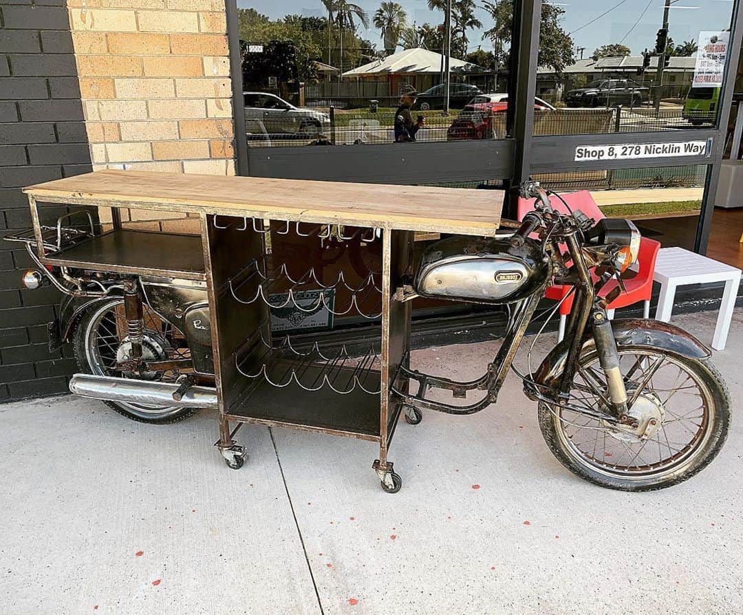 シャーニ・ヴィンソンのインスタグラム：「I WANT! 🏍🚘 #homedecor #furniture #art #winerack #table #unique #motorcycle #couch #styleinspiration #decorationideas」